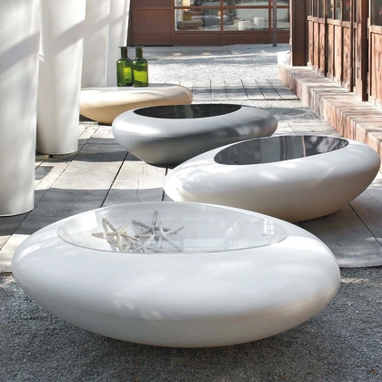 Tavolino di design in polietilene con top in plexiglass Kos di Tonin Casa