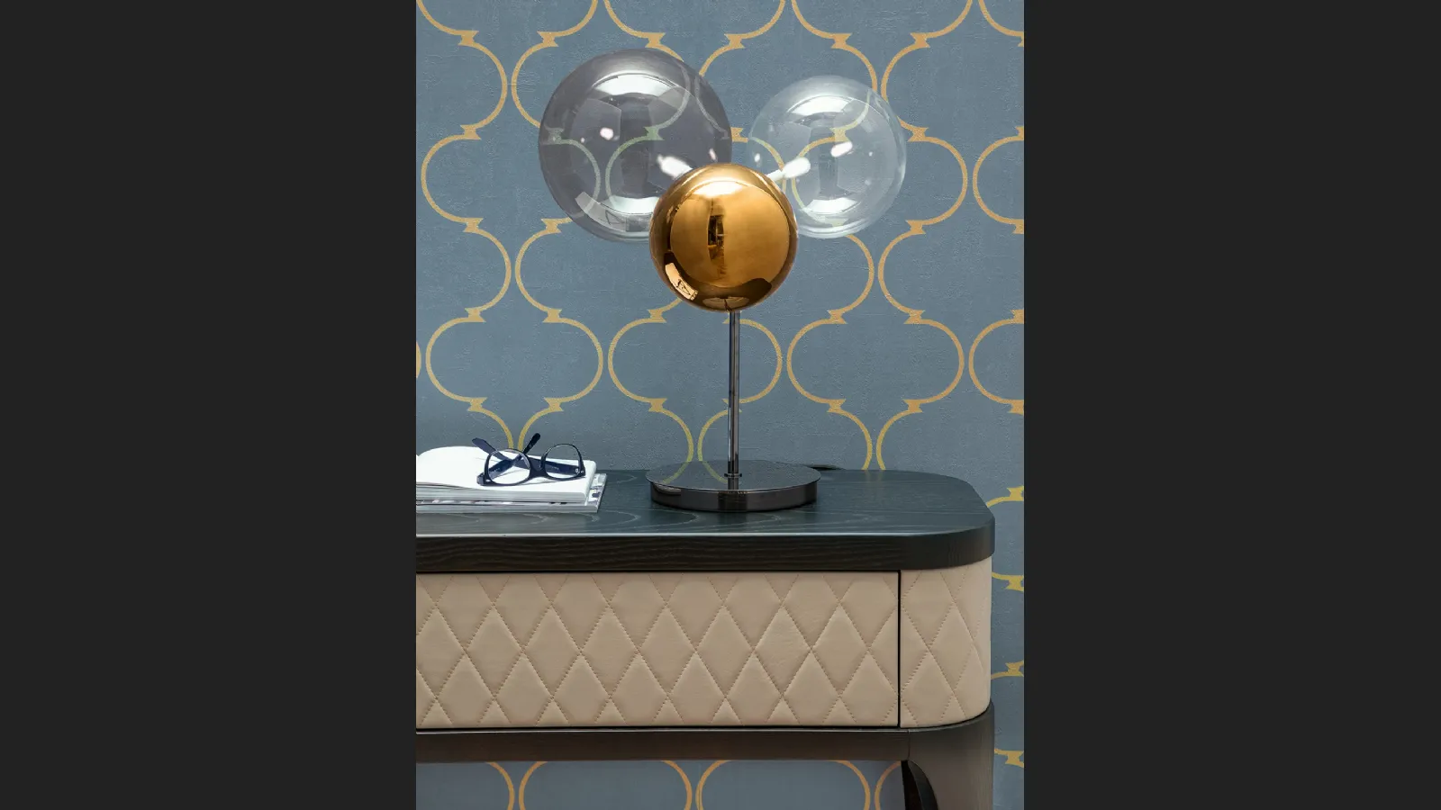 Lampada da tavolo Atomo composta da tre sfere in vetro con base in metallo di Tonin Casa