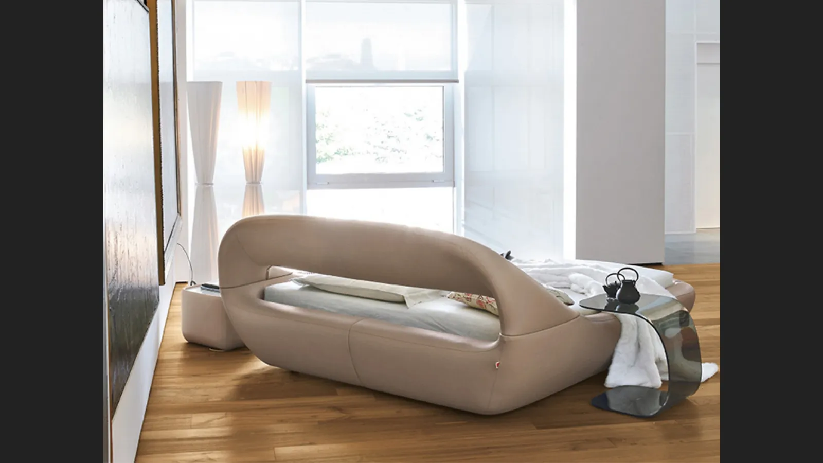Letto imbottito rivestito in pelle dalle forme morbide e arrotondate Sleepy di Tonin Casa