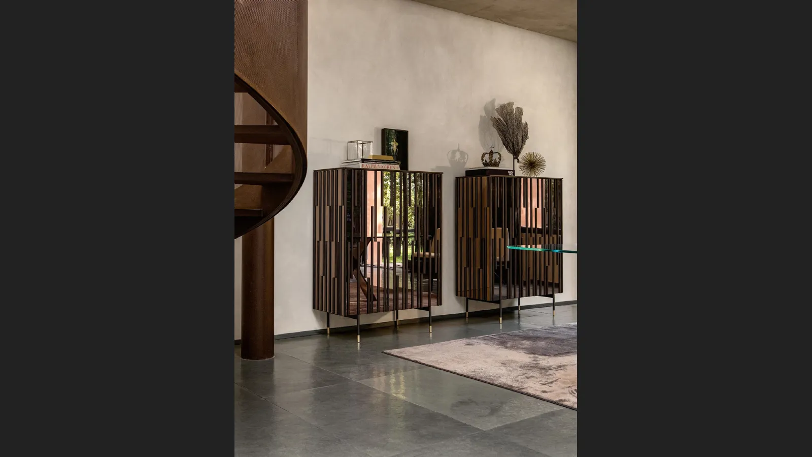 Madia Drops realizzata con gocce in legno massello applicate sulle ante effetto specchio bronzato di Tonin Casa